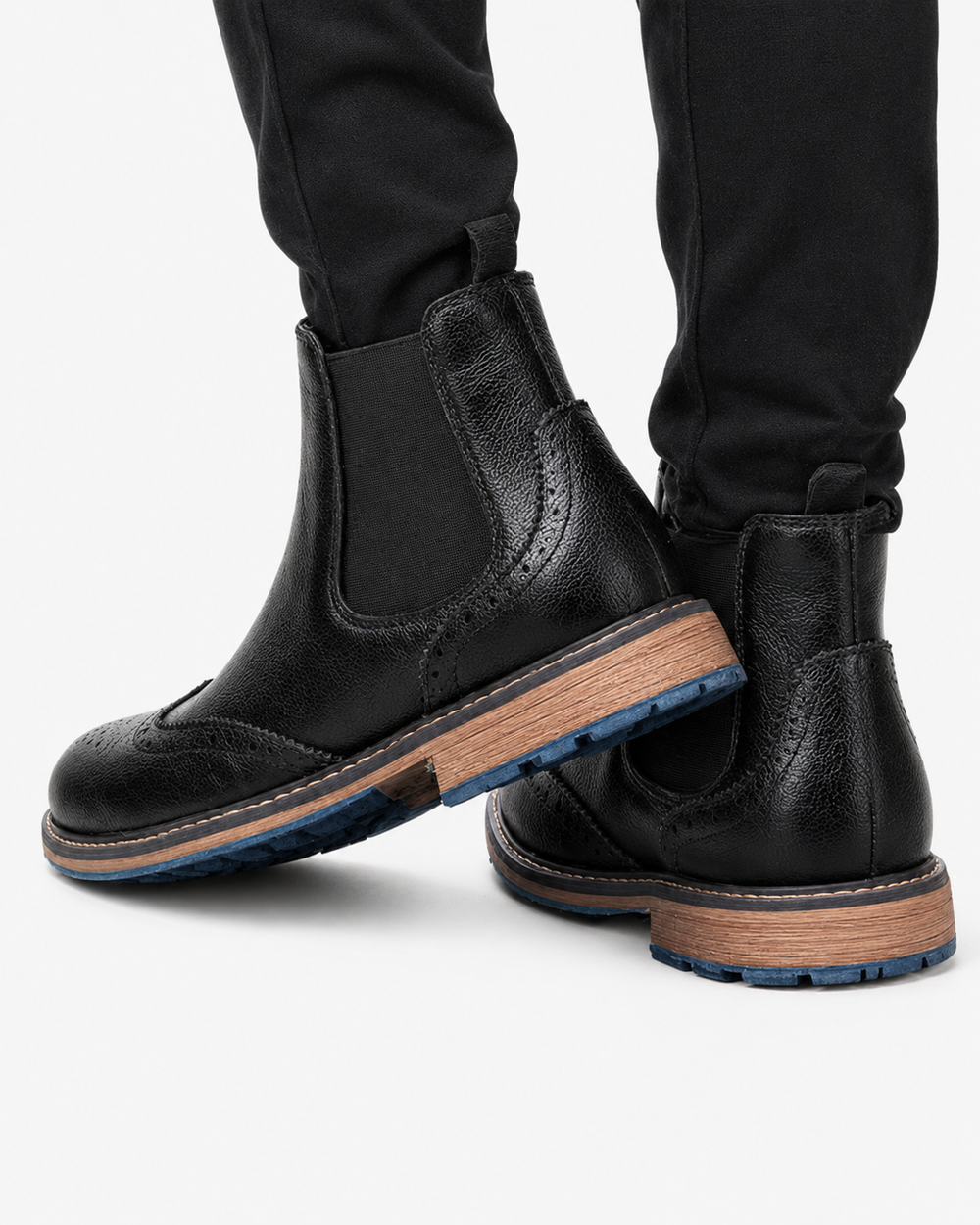 Braune Brogue Herrenstiefel, klassisches Design mit feinen Details, elegant für Herbst & Winter.