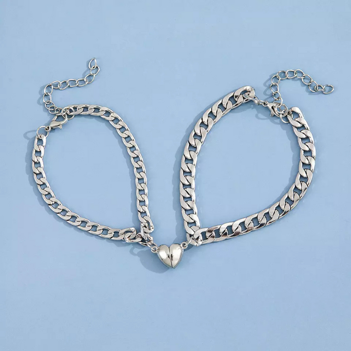 Filigranes Damen Herzarmband Set, stilvolles Accessoire. Idealer Schmuck für Frauen, die Verbundenheit schätzen.