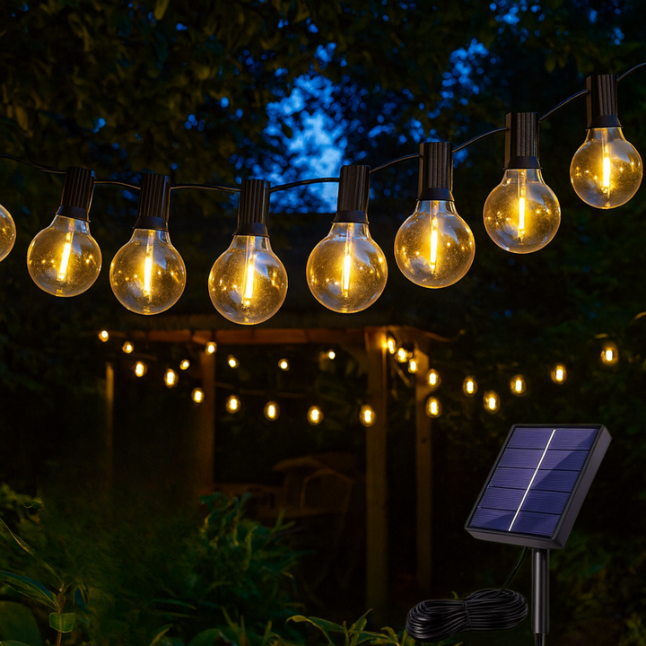 Stimmungsvolle dimmbare LED-Terrassenlichterkette SolaraGlow für gemütliche Außenbeleuchtung im Garten.