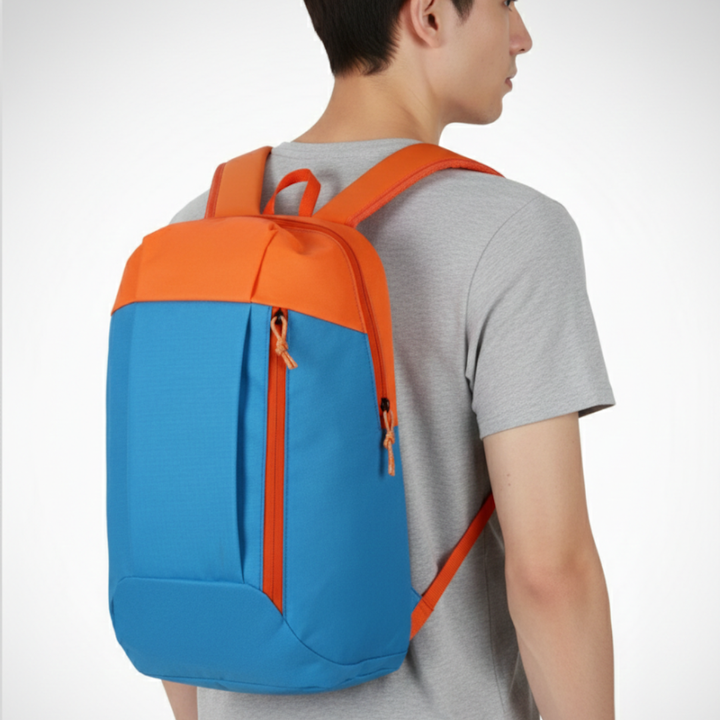 Stilvoller Unisex Tagesrucksack frontal getragen, perfekt für den urbanen Alltag und leichte Wanderungen.