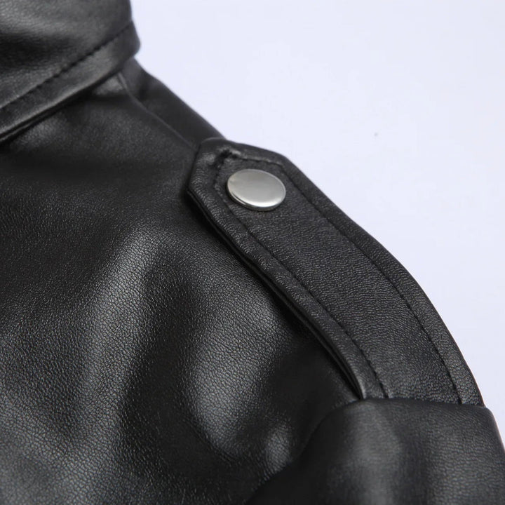 Herren Bomberjacke mit einzigartigem Gürtelbund. Taillierte Passform für einen modernen, urbanen Freizeit-Stil.