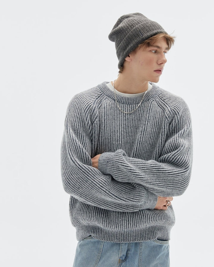 Lässiger grauer Herren Rundhals Pullover, ideal als Übergangs- & Freizeitpullover für entspannten Stil.