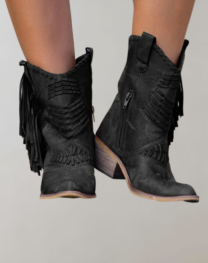 Chic & trendy Damen Fransenstiefel. Stilvolle Stiefeletten mit dekorativen Fransen für einen modischen Auftritt.