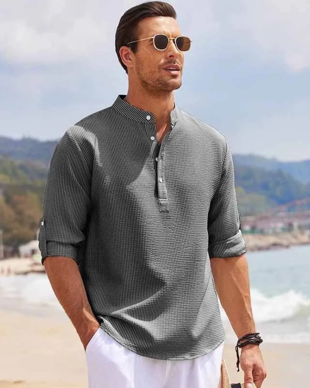 Gefaltetes Herren Langarm Poloshirt. Hochwertiges Slim-Fit Oberteil für eleganten Komfort in der Herrenmode.