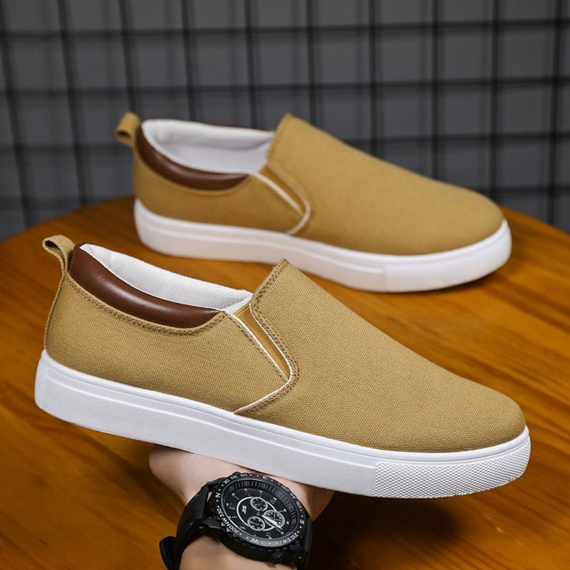 Seitenansicht der Lennard Slip-On Herrenschuhe aus Canvas. Leichte und flexible Sohle.