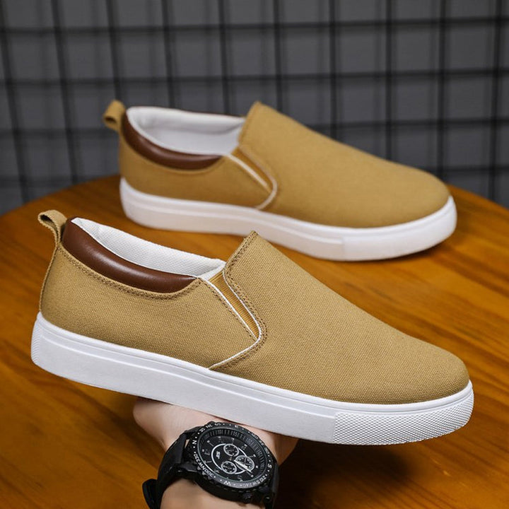 Seitenansicht der Lennard Slip-On Herrenschuhe aus Canvas. Leichte und flexible Sohle.