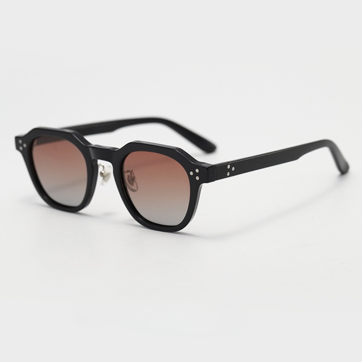 Moderne Unisex-Sonnenbrille mit quadratischen Gläsern, elegantes Niet-Design, idealer Schutz.
