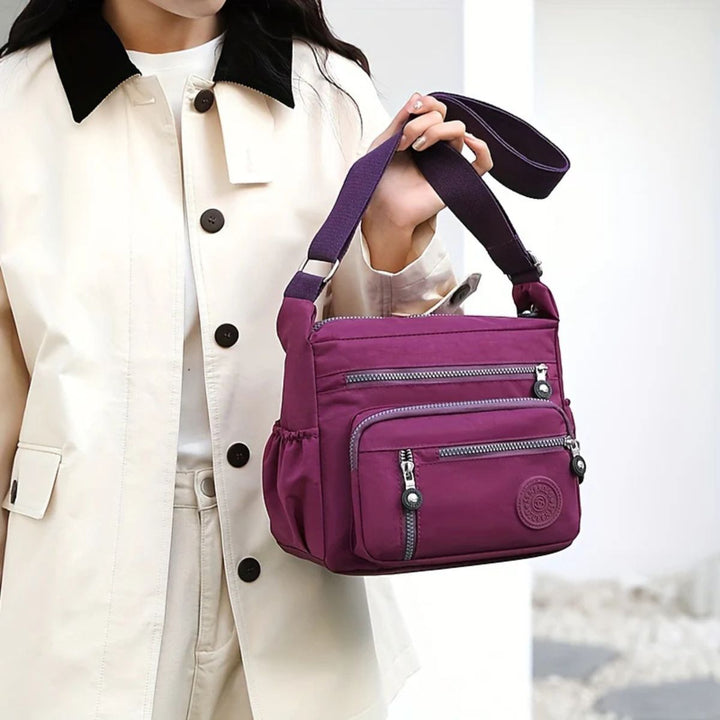Kompakte und dennoch geräumige Damen Schultertasche. Praktisches Format für unterwegs.