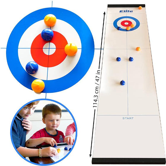 Glückliche Familie spielt Tischcurling: Kinder und Erwachsene genießen das spannende Indoor-Gesellschaftsspiel gemeinsam.