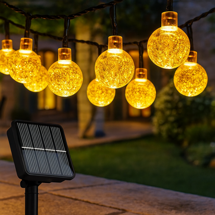 Solar-LED-Lichterkette CrystalGlow mit Kristallkugeln für stimmungsvolle Garten- & Terrassenbeleuchtung.