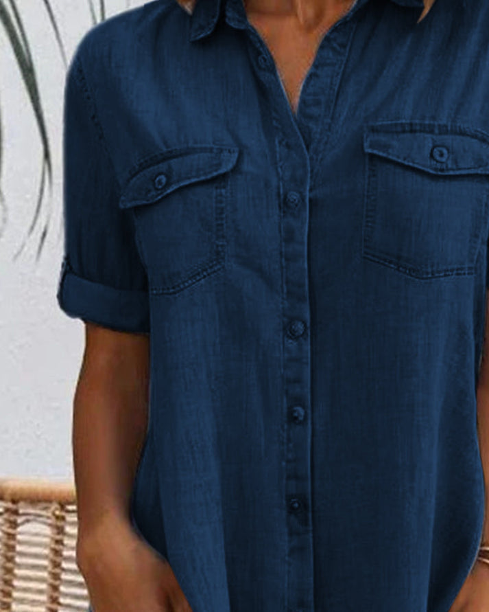 Modernes Damen Kurzarmkleid mit eleganter Knopfleiste. Bequemes Sommer-Freizeitkleid im A-Linien-Stil.