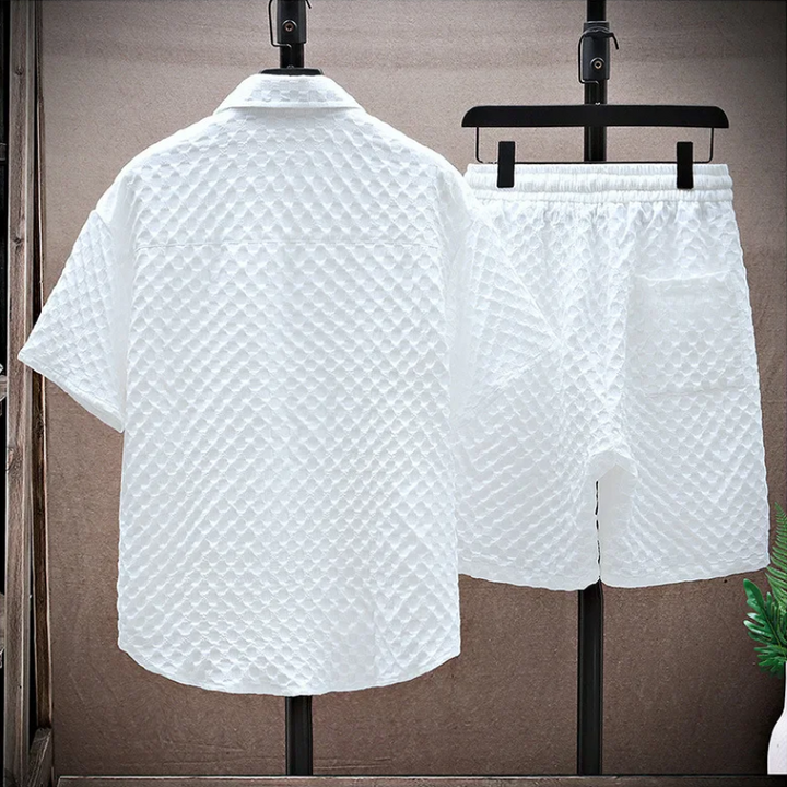 Stilvolles Herren Sommer Set: Poloshirt & Shorts, perfekt als Urlaubskleidung oder für einen lässigen Freizeitlook.