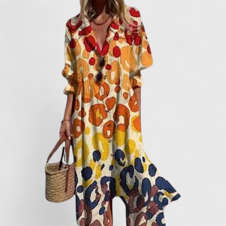 Farbig gemustertes Damen Sommerkleid im Boho-Stil. Bequem und fließend, ideal für warme Tage und Casual-Anlässe.