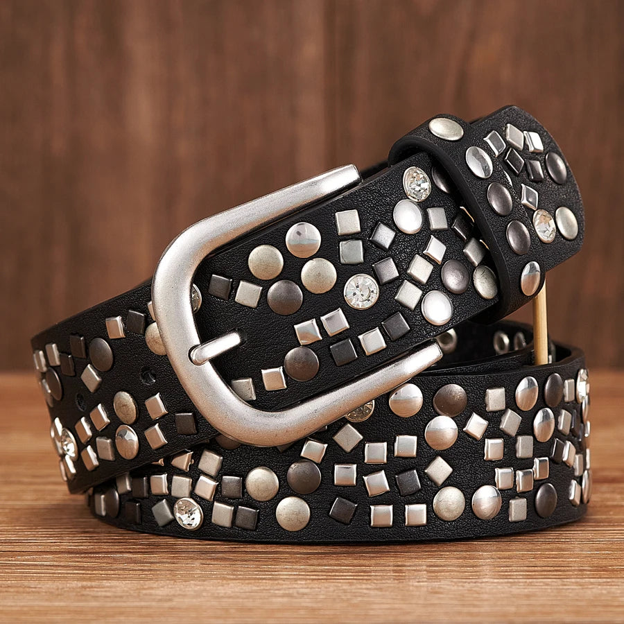 Stylischer Damengürtel in Schwarz mit Strass & Nieten, ein Statement-Accessoire für Rock-Outfits und modische Looks.