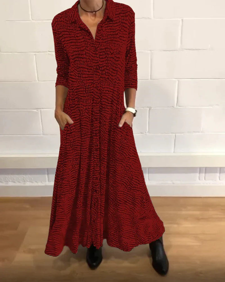 Herbstliches Damenkleid Maris. Langes, lockeres Design mit V-Ausschnitt. Bequeme, stilvolle Herbstmode für Damenfashion.