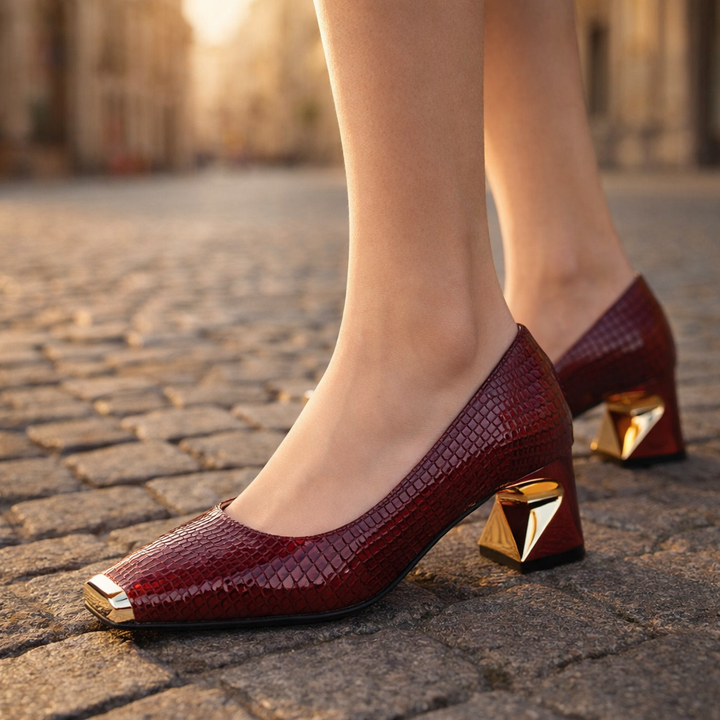 Hochwertige Damenpumps mit Blockabsatz, eckiger Spitze und Metallic-Details. Ideal für Eleganz & Komfort.