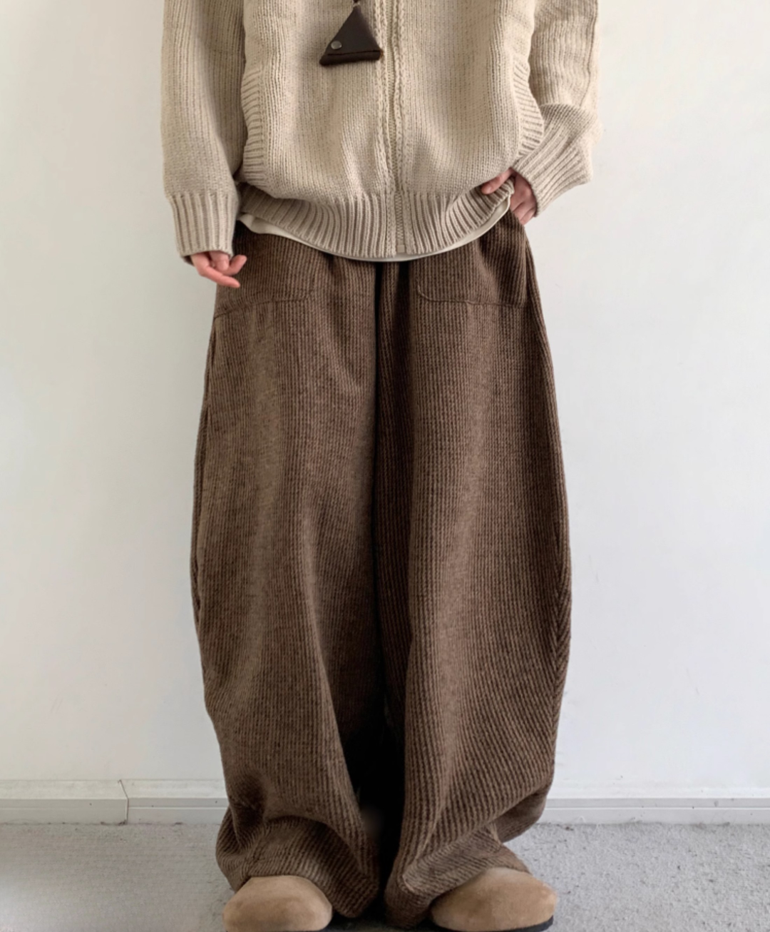 Elegante, braune Damen Wide Leg Loungehose mit Kordelzug für entspannten Alltags- oder Freizeitlook.