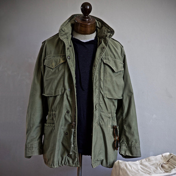 Robuste Herren Feldjacke in Grün, funktional für Outdoor-Aktivitäten, mit Kapuze und Reißverschluss.