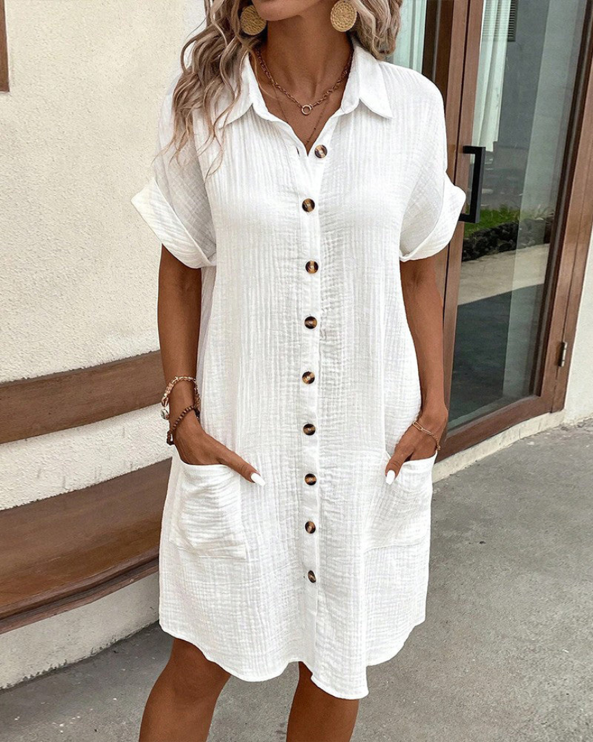 Fließendes Damen Langarm Hemdkleid in seitlicher Ansicht, kombiniert Komfort und Eleganz perfekt.
