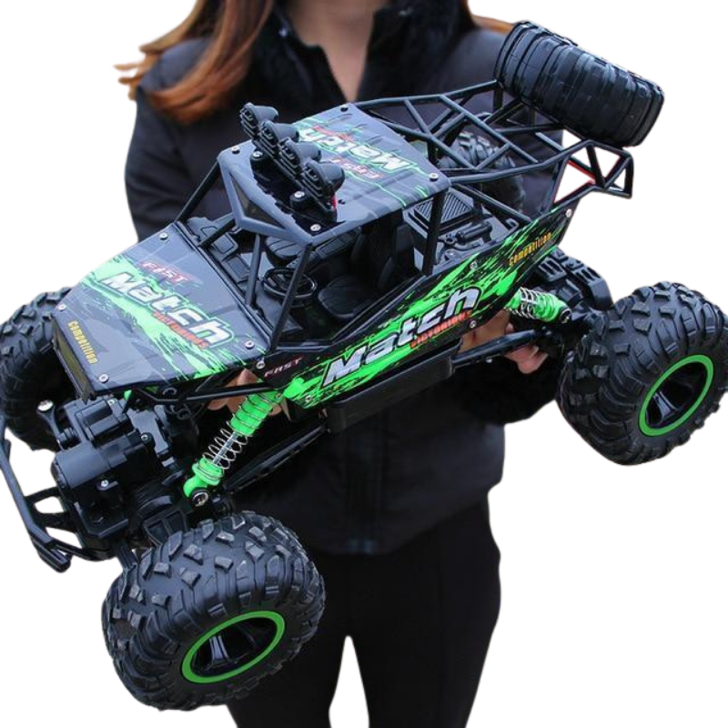 Kind spielt mit robustem RC Rockcrawler Monstertruck im Gelände, ferngesteuertes 4WD Outdoor Action Spielzeug.