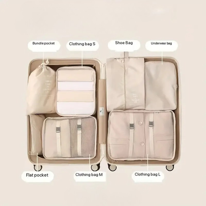 Offener Packwürfel mit Reißverschluss, bereit zur Aufnahme von Kleidung für die Reiseorganisation.