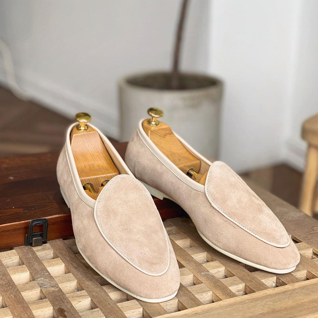 Beige Wildleder Herren Loafer, handgefertigt, bequeme Slipper für elegante Freizeitlooks und schicke Anlässe.