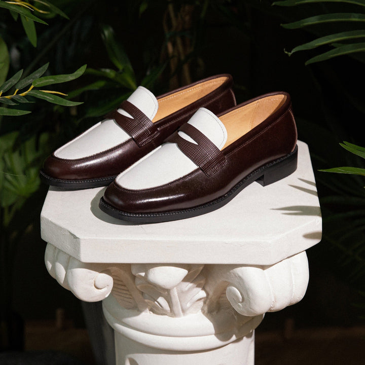 Dunkelbraune Herren Penny Loafer aus Leder mit elegantem Kontrast, perfekt für Business & Freizeit.