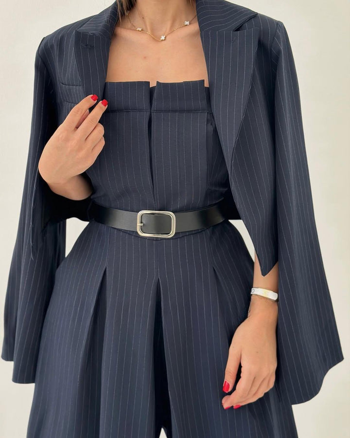 Edles Damen Set: Eleganter trägerloser Jumpsuit, weite Hose & kurze Jacke. Ideales Reise Outfit für Fashionistas.