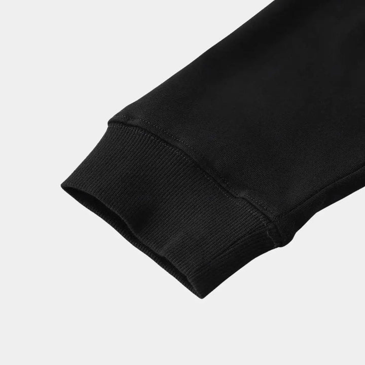 Schwarzer Herren Hoodie mit Reißverschluss, Kapuze & elegantem Reverskragen. Perfekt für Sport und entspannte Tage.
