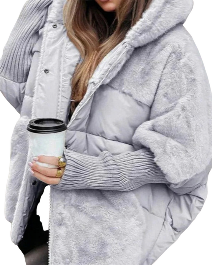 Beige Damen Winterjacke mit Kapuze und Kälteschutz. Vielseitig für Casual-Looks & Outdoor-Abenteuer.