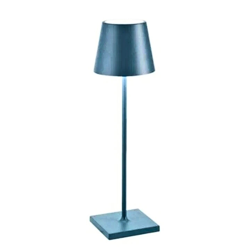 Leuchtende kabellose LED-Tischlampe, erzeugt warmweißes Licht. Ideal als Leselicht oder Akzentbeleuchtung.