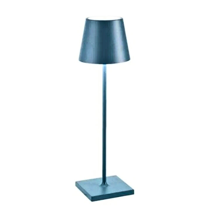 Leuchtende kabellose LED-Tischlampe, erzeugt warmweißes Licht. Ideal als Leselicht oder Akzentbeleuchtung.