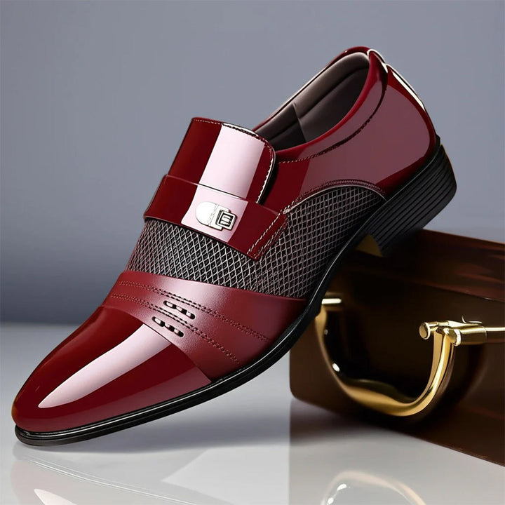 Weinrote Herren Loafer mit eleganten Schnallenriemen; Business- & Freizeitschuhe für Herren.