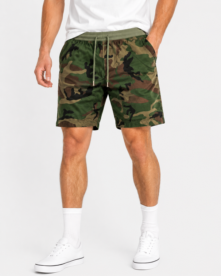 Grün-graue Camouflage Herrenshorts für Sport, Freizeit & Outdoor. Bequeme, lockere Sommershorts im Militär-Look.