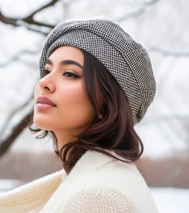 Elegantes, kariertes Damen Barett im klassischen französischen Stil. Perfektes Mode-Accessoire für Herbst & Winter.
