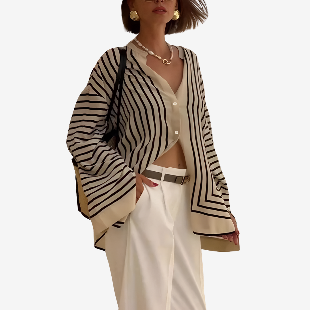 Elegante Damen Streifenbluse mit V-Ausschnitt und Oversize-Passform. Langarm für vielseitige Frauenmode.