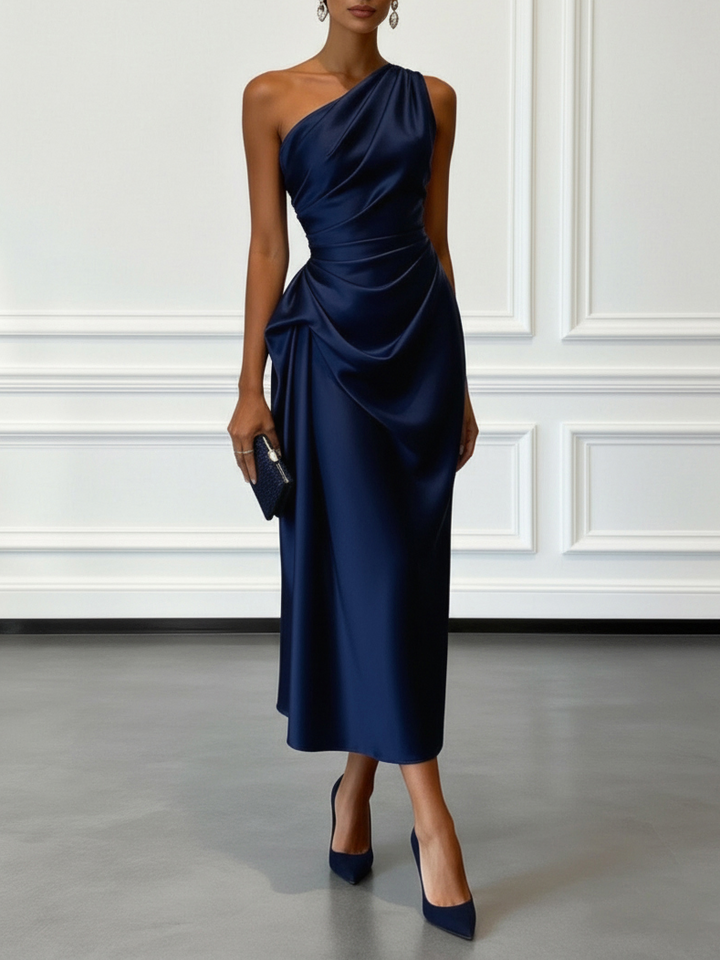 Model präsentiert feminines Damen Ein-Schulter Midikleid mit Rüschen, schickes Party- & Abendkleid.