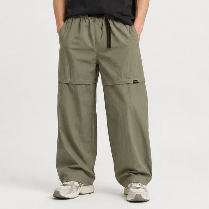Stylische Herren Abzipp-Cargohose, umwandelbar von langer Hose zu Shorts, in moderner Farbe.