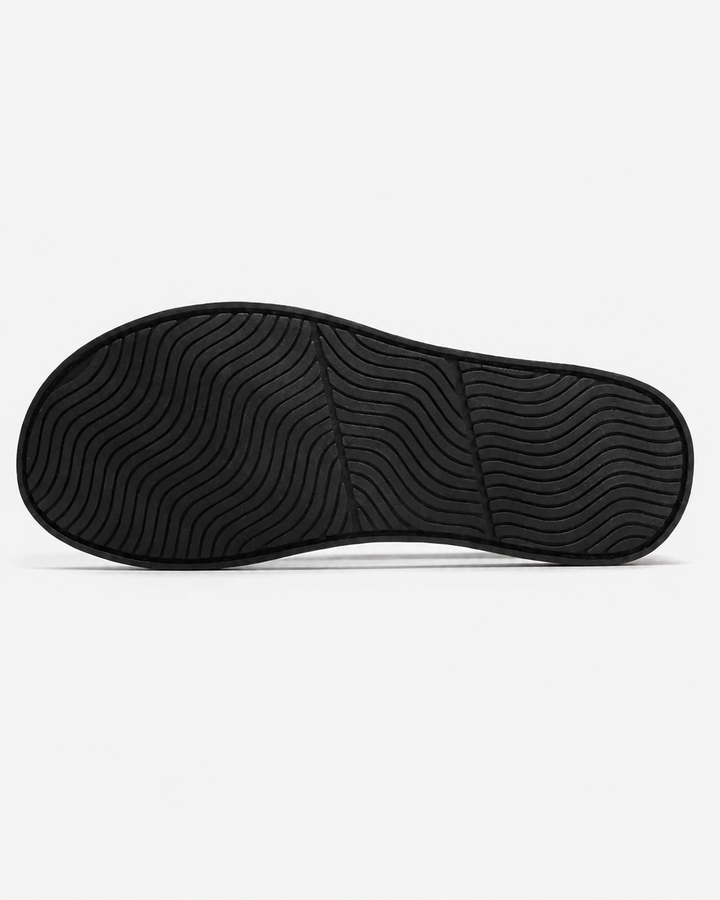 Detailansicht schwarze Herren Komfort Slipper. Geschlossene Zehe, ideal als Freizeit Sandalen und sommerlicher Bequemschuh.