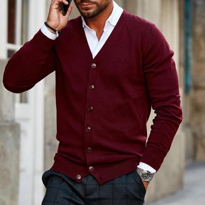 Eleganter Herren Strickpullover mit V-Ausschnitt & Knopfleiste. Perfekt für stilvolle Casual Herren Mode im Herbst.
