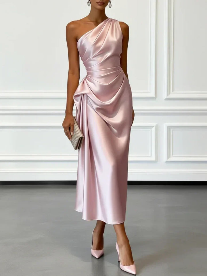 Rückenansicht: Elegantes Damen Ein-Schulter Midikleid mit fließenden Rüschen, perfekt als Cocktailkleid.
