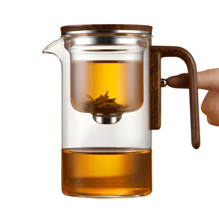 Elegante Teekanne mit integriertem Teesieb für die Zubereitung von aromatischem losem Tee. Modernes Teegeschirr.