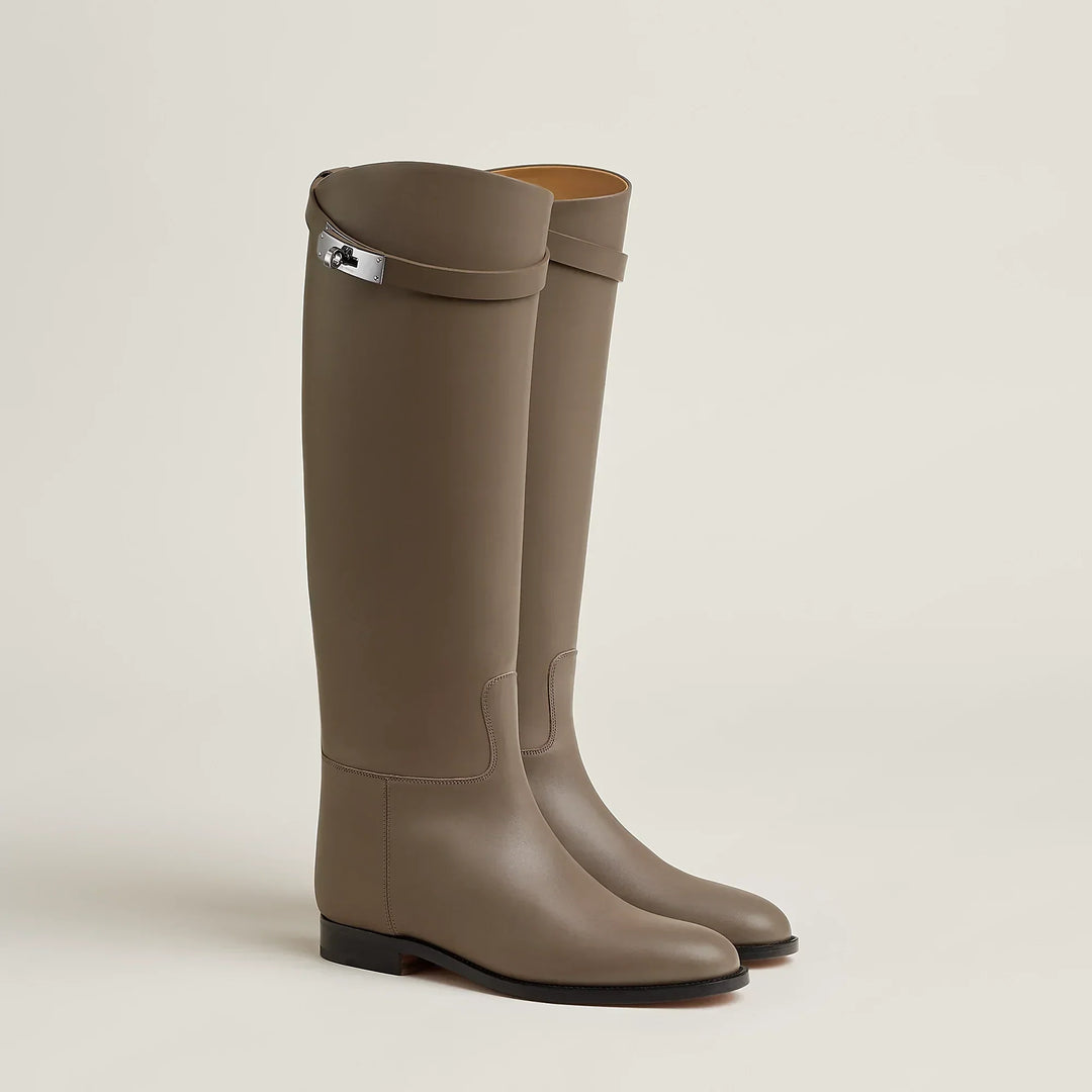 Frau trägt elegante schwarze Damen Reitstiefel, vielseitige Damenschuhe für stilvolle Alltagslooks.