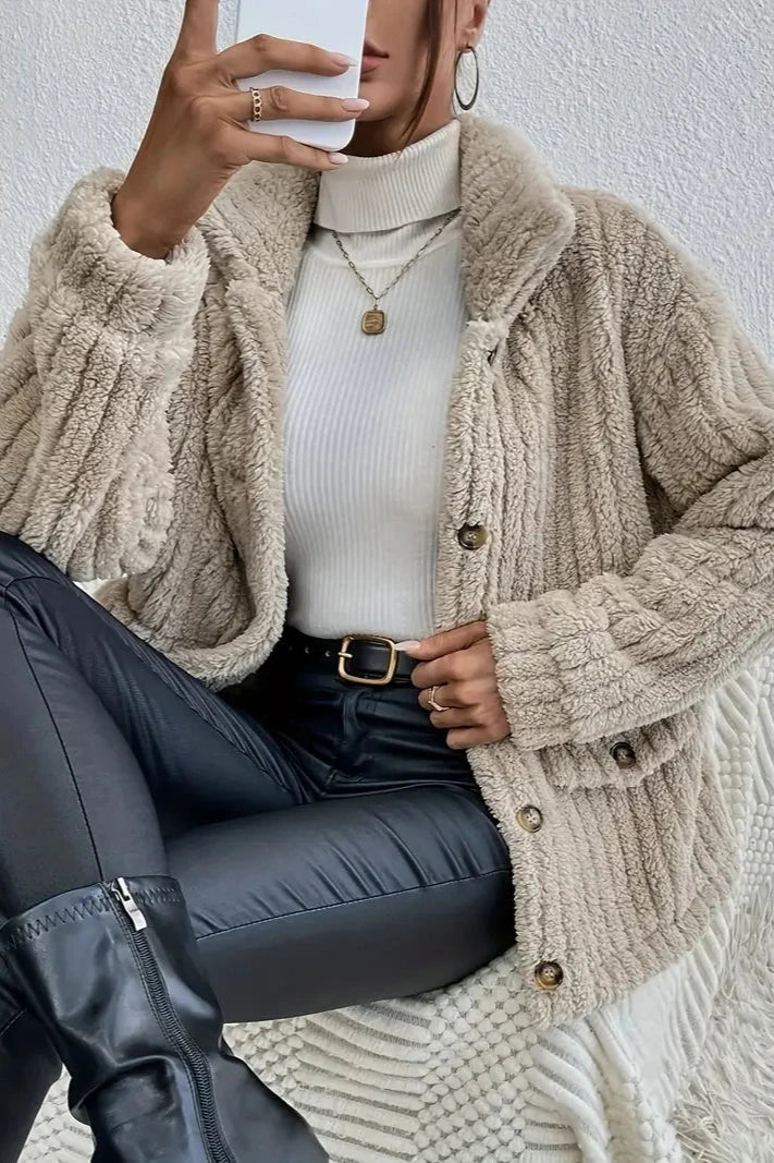 Elegante Damen Strickjacke mit Samtknöpfen. Modischer, wendbarer Cardigan für gemütliche Herbsttage.