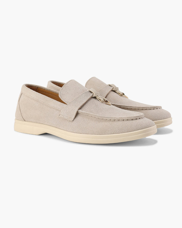 Detailansicht der feinen Steppnaht an eleganten Damen Loafern. Perfekte Verarbeitung.