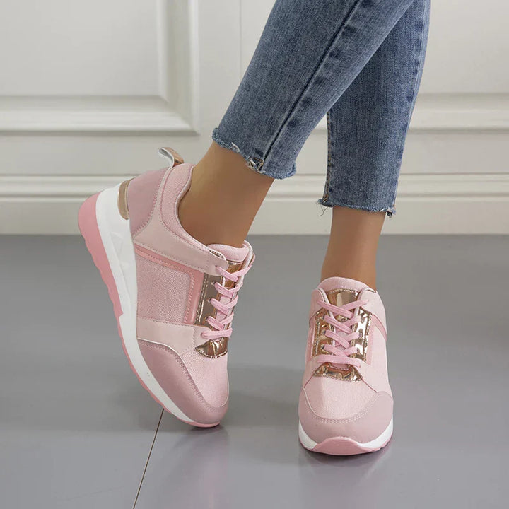 Detailaufnahme des Damensneakers. Hochwertige, bequeme Schuhe mit sportlichem Touch für Damenmode.