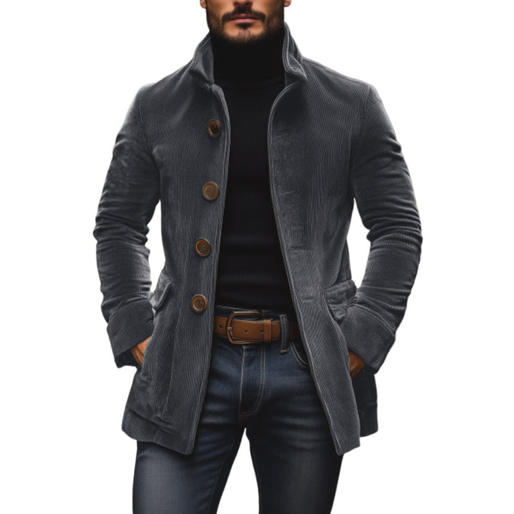 Detailansicht des Stehkragens und des Knopfverschlusses der eleganten Herren Herbstjacke, hochwertig verarbeitet.