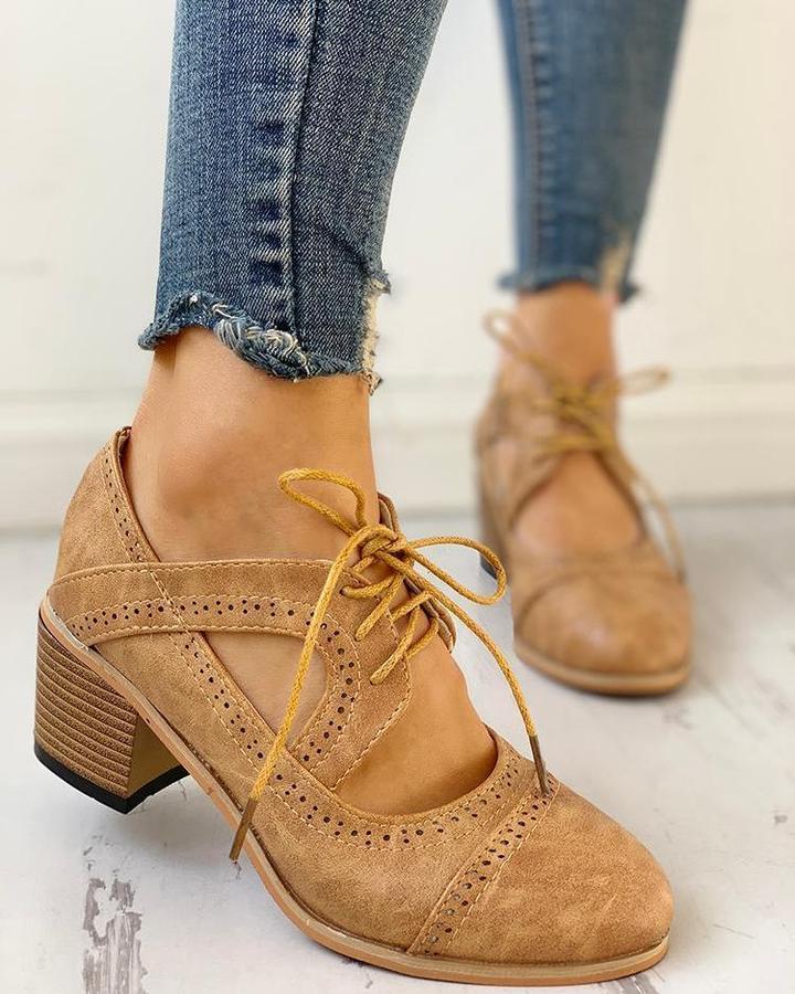 Vintage orthopädische Damenschuhe mit bequemem Verschluss und stabilem Absatz für Gehkomfort.