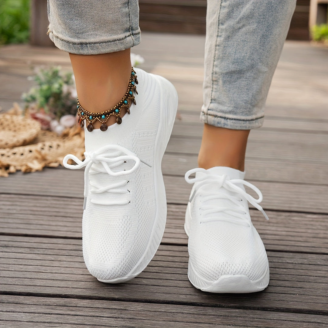 Seitliche Ansicht der pinkfarbenen Damenschuhe. Modische und bequeme Sneaker, ideal als Walkingschuhe.