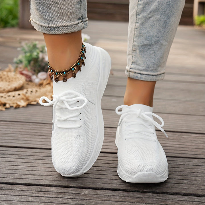 Seitliche Ansicht der pinkfarbenen Damenschuhe. Modische und bequeme Sneaker, ideal als Walkingschuhe.